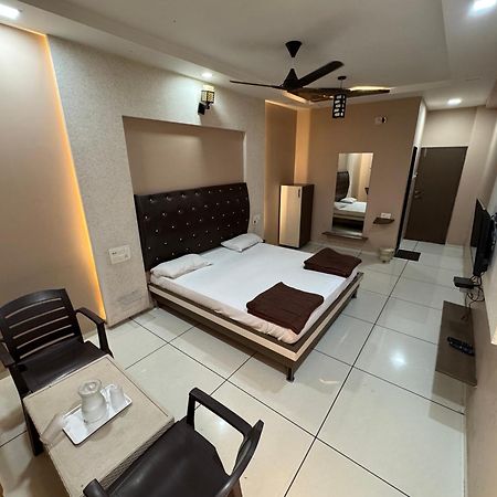 Hotel Bluediamond Bardoli エクステリア 写真