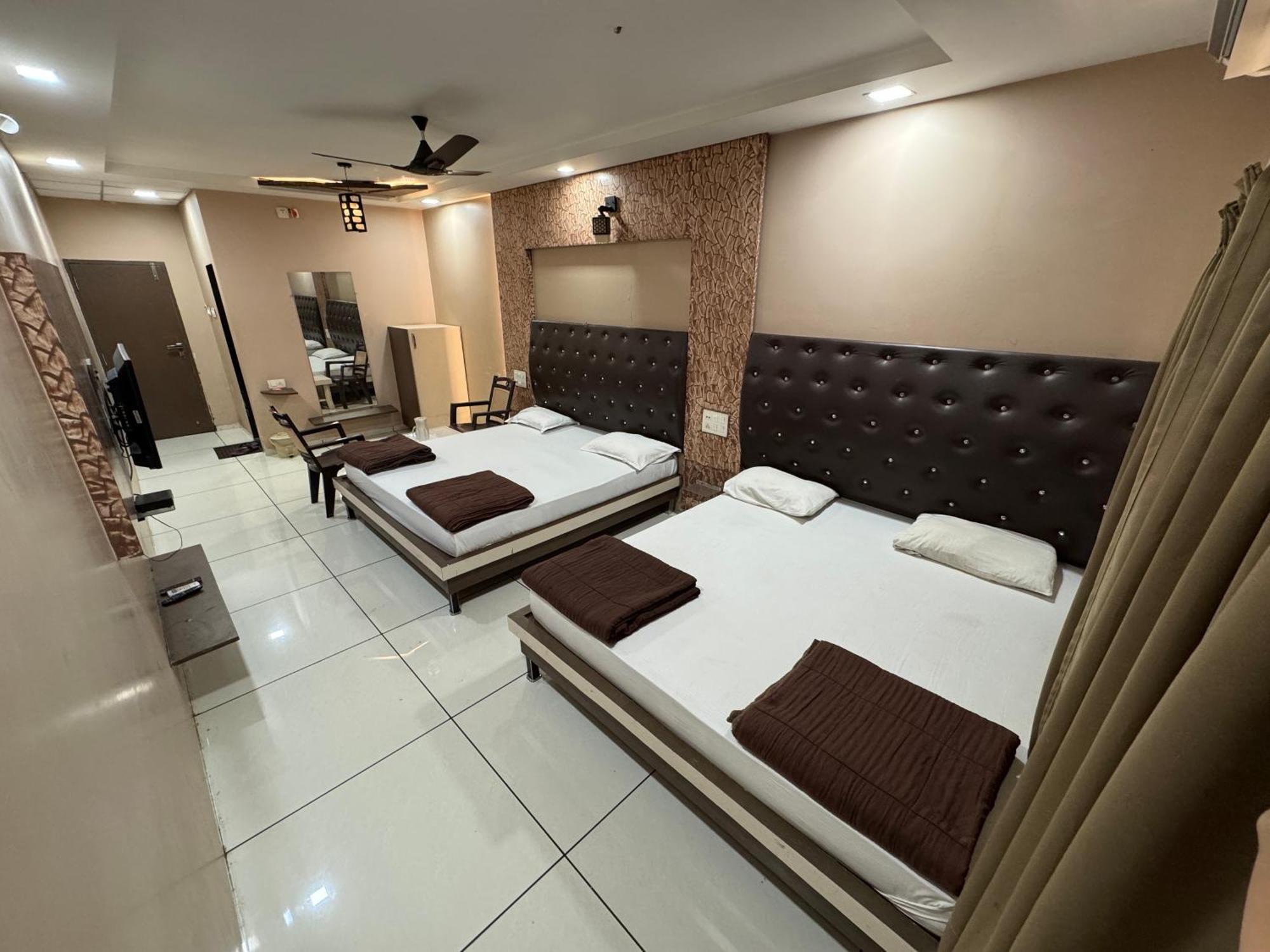 Hotel Bluediamond Bardoli エクステリア 写真