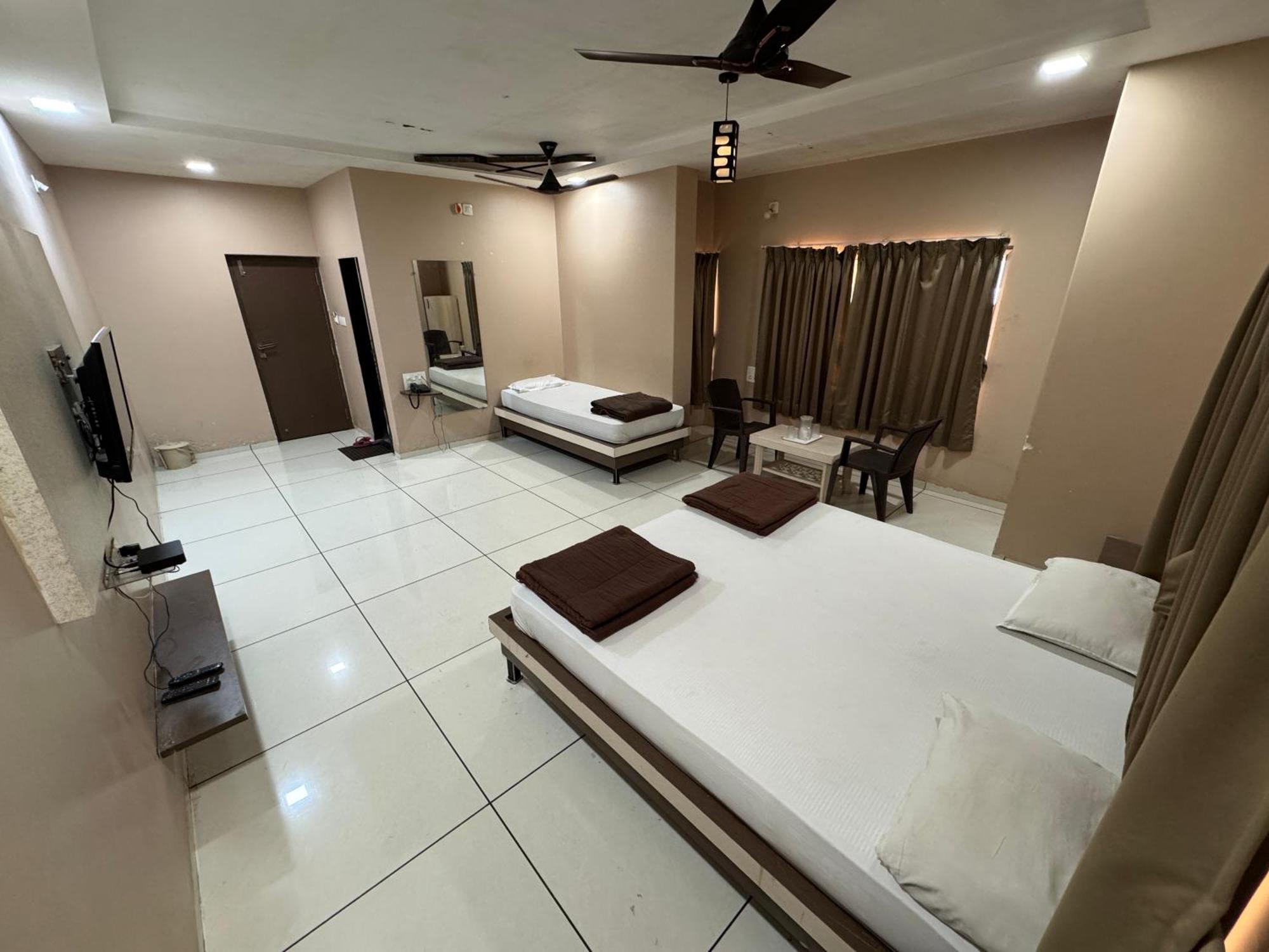 Hotel Bluediamond Bardoli エクステリア 写真