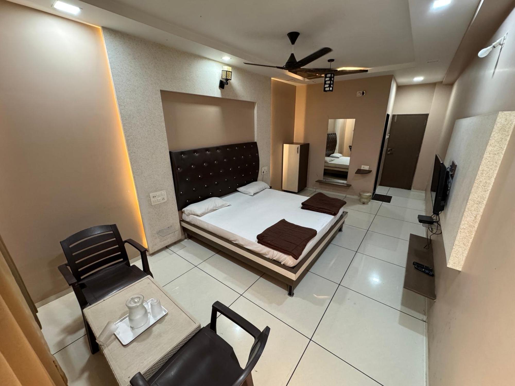 Hotel Bluediamond Bardoli エクステリア 写真